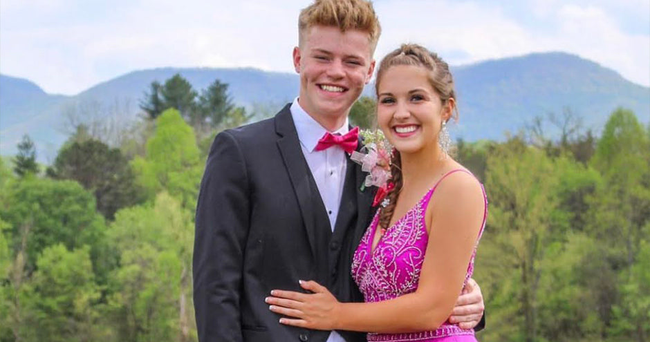 Teen couple matching their homecoming attire.