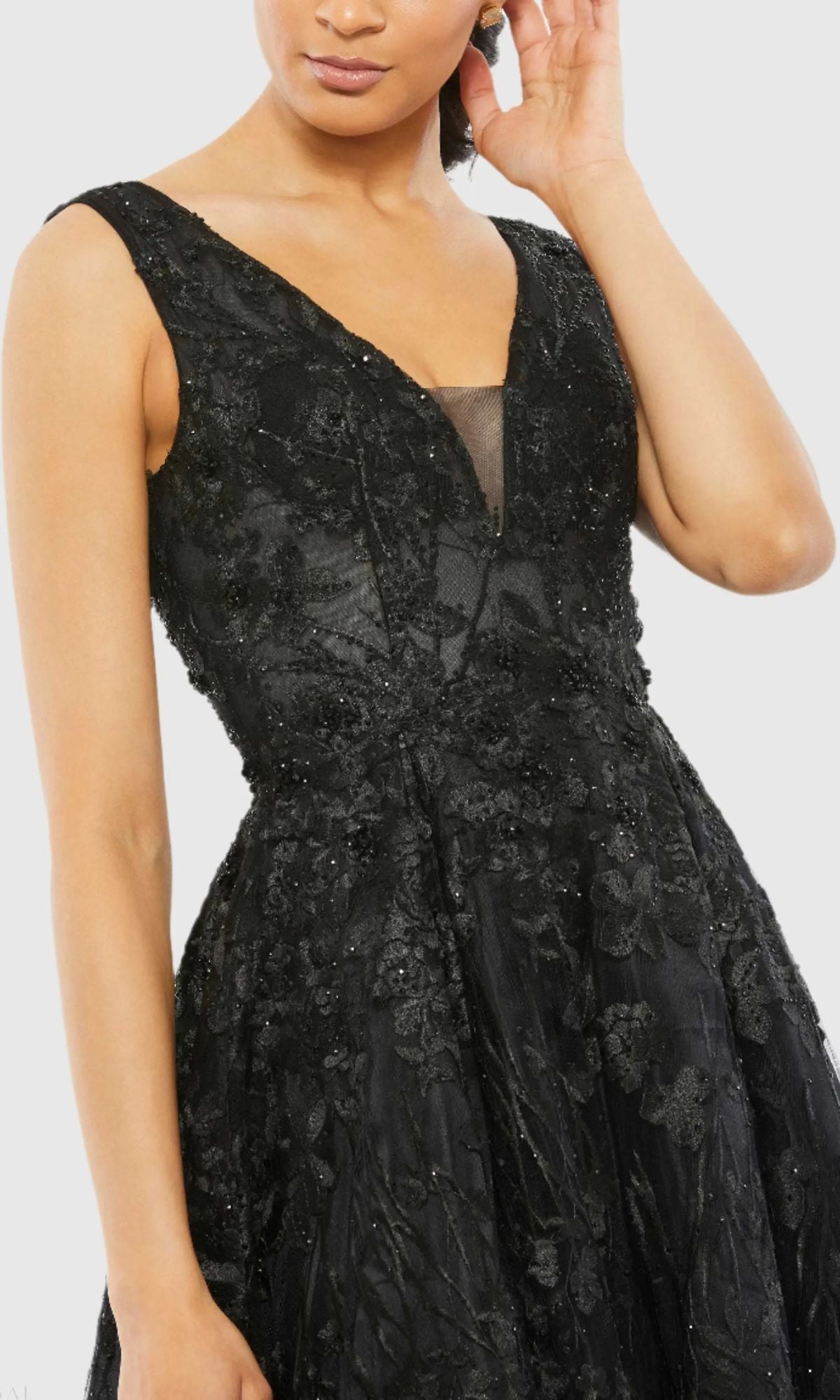 Mac Duggal - Black Floral Embroidered Illusion V-Neck Gown - US 4 Mac Duggal - Black Floral Embroidered Illusion V-Neck Gown - US 4